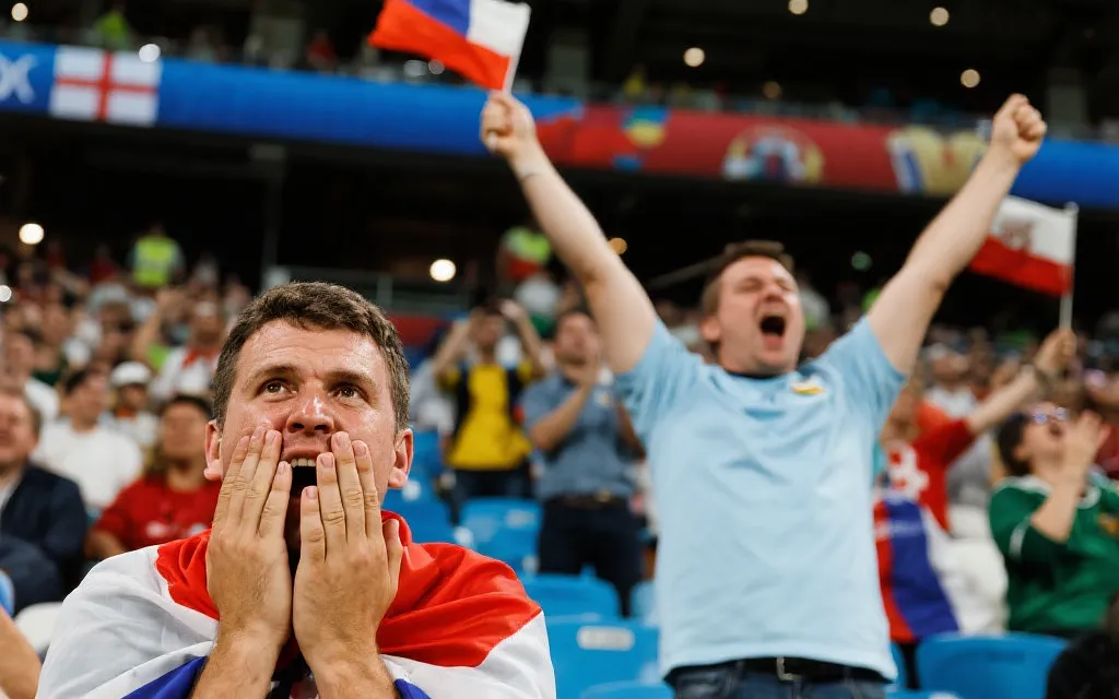 球迷在看台上紧张又兴奋的对比情绪